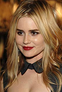 How tall is Alison Lohman?